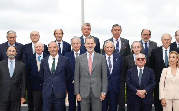 Su Majestad el Rey con los miembros del Consejo Asesor de la Red para el Estudio de las Monarquías Contemporáneas (REMCO)